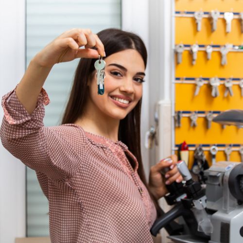 Professionele slotenmaker aan het werk